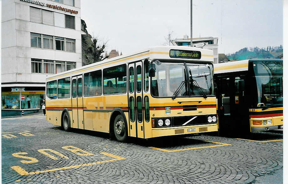 (039'825) - STI Thun - Nr. 6/BE 26'667 - Volvo/FHS (ex TSG Blumenstein Nr. 6) am 17. Mrz 2000 beim Bahnhof Thun