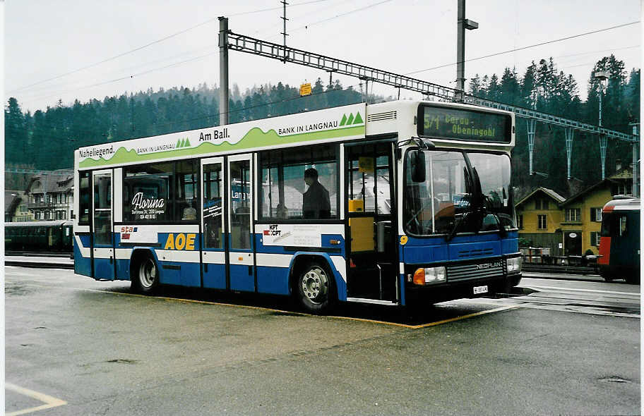 (039'831) - AOE Langnau - Nr. 9/BE 387'470 - Neoplan am 18. Mrz 2000 beim Bahnhof Langnau