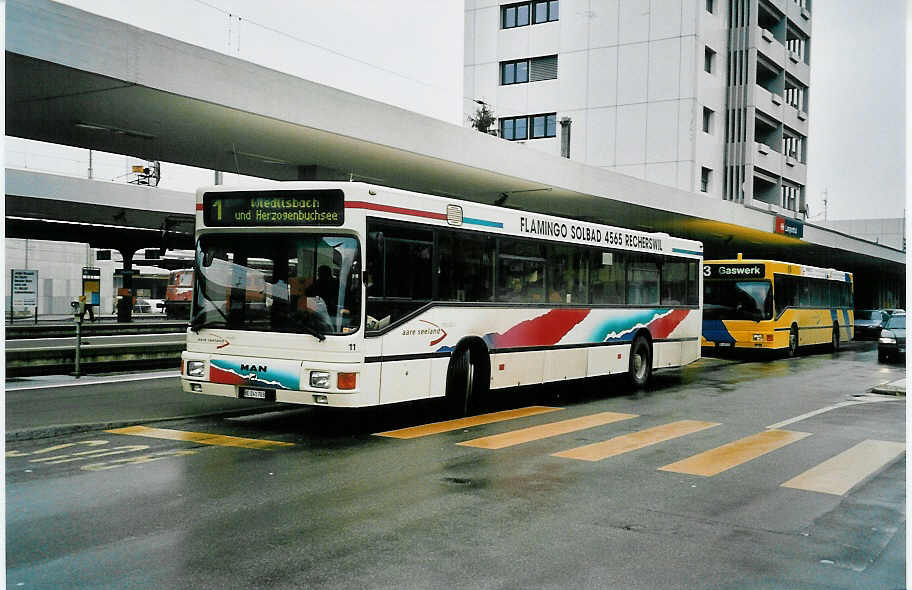 (039'836) - ASm Langenthal - Nr. 11/BE 241'703 - MAN am 18. Mrz 2000 beim Bahnhof Langenthal