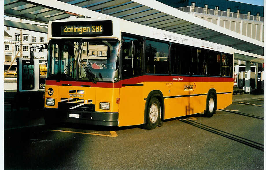 (040'010) - Bossard, Bottenwil - AG 7218 - Volvo/Lauber am 8. April 2000 beim Bahnhof Zofingen