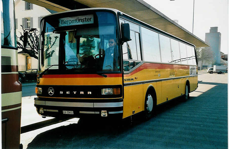 (040'018) - Hsler, Rickenbach - LU 15'611 - Setra am 8. April 2000 beim Bahnhof Sursee