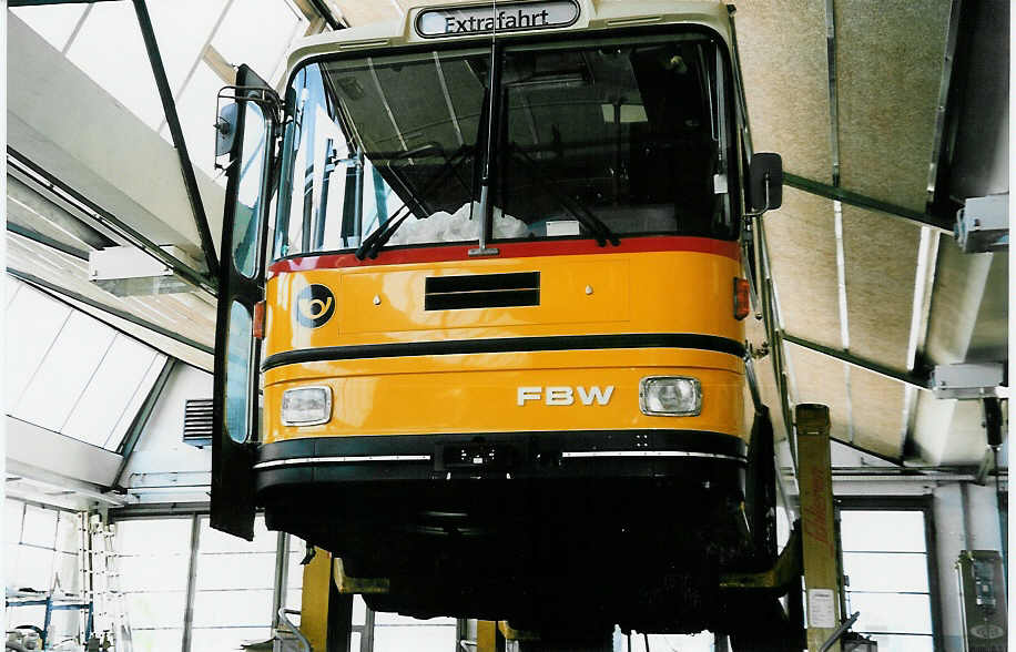 (040'101) - Tiemann, Oetwil - Nr. 18 - FBW/Hess (ex Geiger, Adelboden Nr. 7; ex P 23'418) am 8. April 2000 in Zug, Garage ZVB