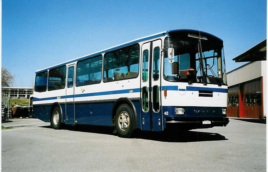 (040'112) - ZVB Zug - Nr. 42/ZG 3392 - Saurer/R&J (ex P 24'207) am 8. April 2000 in Zug, Garage