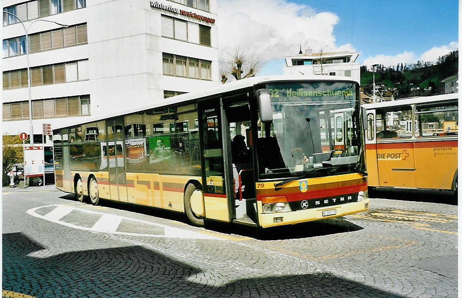 (040'218) - STI Thun - Nr. 79/BE 285'779 - Setra am 12. April 2000 beim Bahnhof Thun