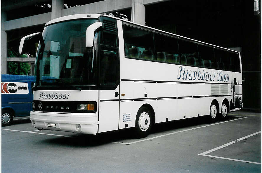 (040'428) - Straubhaar, Thun - BE 431'038 - Setra am 3. Mai 2000 in Thun, Grabengut