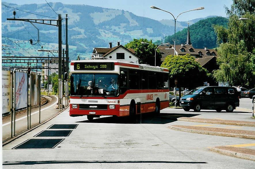 (041'314) - AAGS Schwyz - Nr. 7/SZ 5007 - NAW/Hess am 18. Juni 2000 beim Bahnhof Schwyz