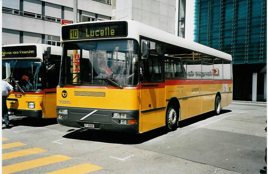 (041'724) - PTT-Regie - P 25'628 - Volvo/Steyr (ex Meray, Delmont) am 11. Juli 2000 beim Bahnhof Delmont