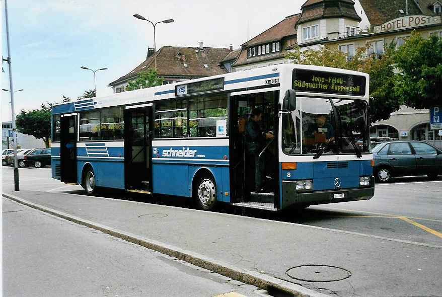 (042'015) - Schneider, Ermenswil - Nr. 8/SG 7697 - Mercedes am 17. Juli 2000 beim Bahnhof Rapperswil