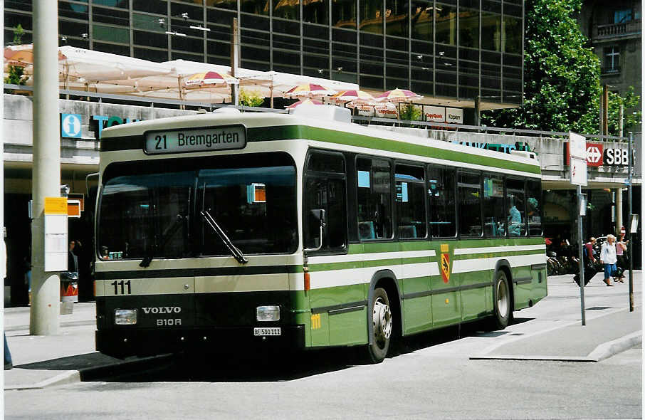 (042'024) - SVB Bern - Nr. 111/BE 500'111 - Volvo/R&J am 18. Juli 2000 beim Bahnhof Bern