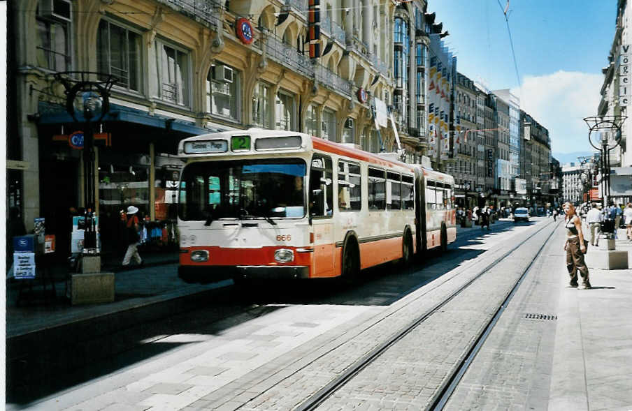 (042'135) - TPG Genve - Nr. 666 - Saurer/Hess Gelenktrolleybus am 19. Juli 2000 in Genve, Rue Croix d'Or