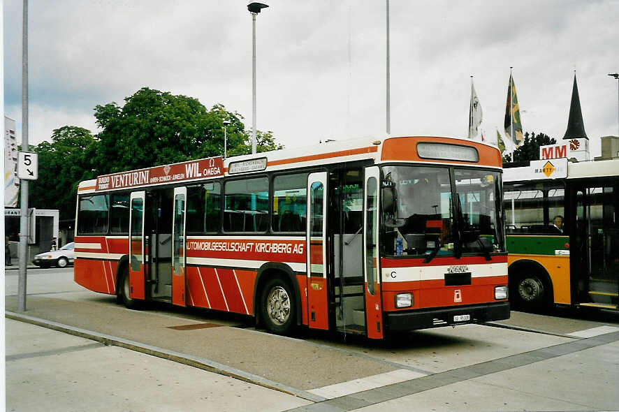 (042'319) - AKAG Kirchberg - Nr. C/SG 95'308 - NAW/R&J am 30. Juli 2000 beim Bahnhof Wil