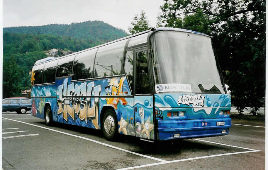 (042'331) - Heggli, Kriens - Nr. 32/LU 15'599 - Neoplan am 3. August 2000 in Thun, Seestrasse