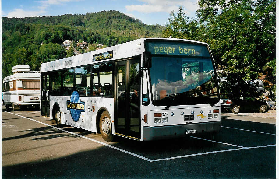 (042'406) - Peyer, Niederwangen - Nr. 77/BE 411'381 - Van Hool am 11. August 2000 in Thun, Seestrasse