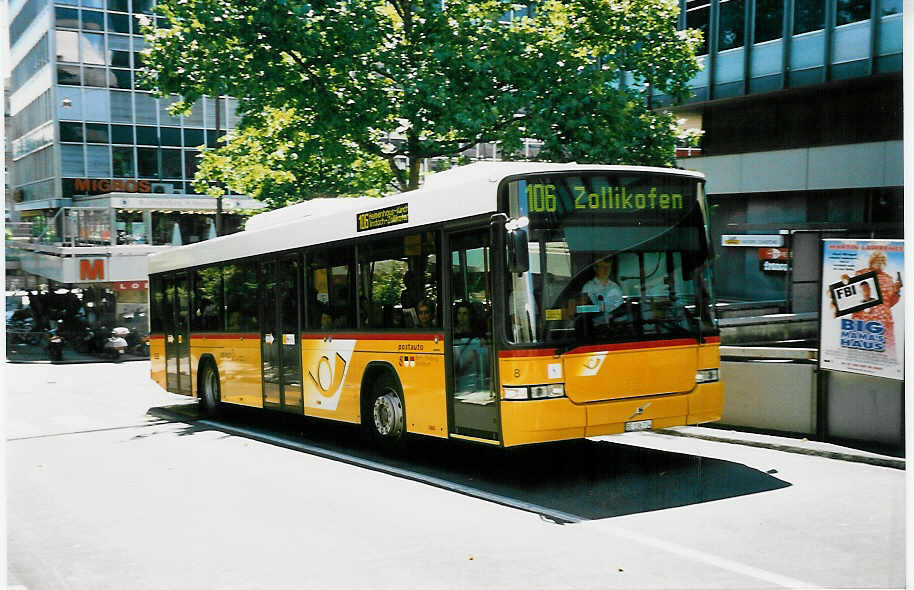 (042'407) - Steiner, Ortschwaben - Nr. 8/BE 136'714 - Volvo/Hess am 12. August 2000 in Bern, Postautostation