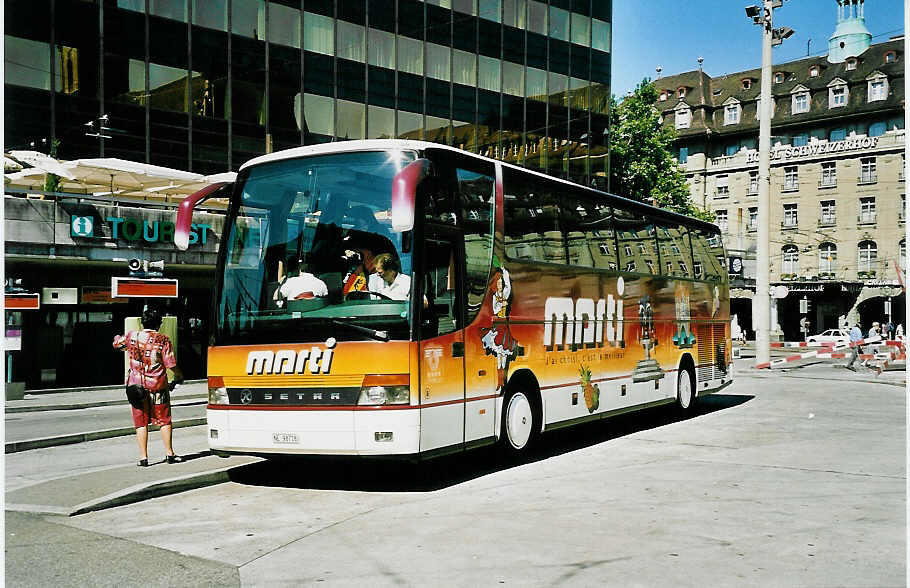 (042'501) - Marti, Kallnach - Nr. 8/NE 98'718 - Setra am 12. August 2000 beim Bahnhof Bern