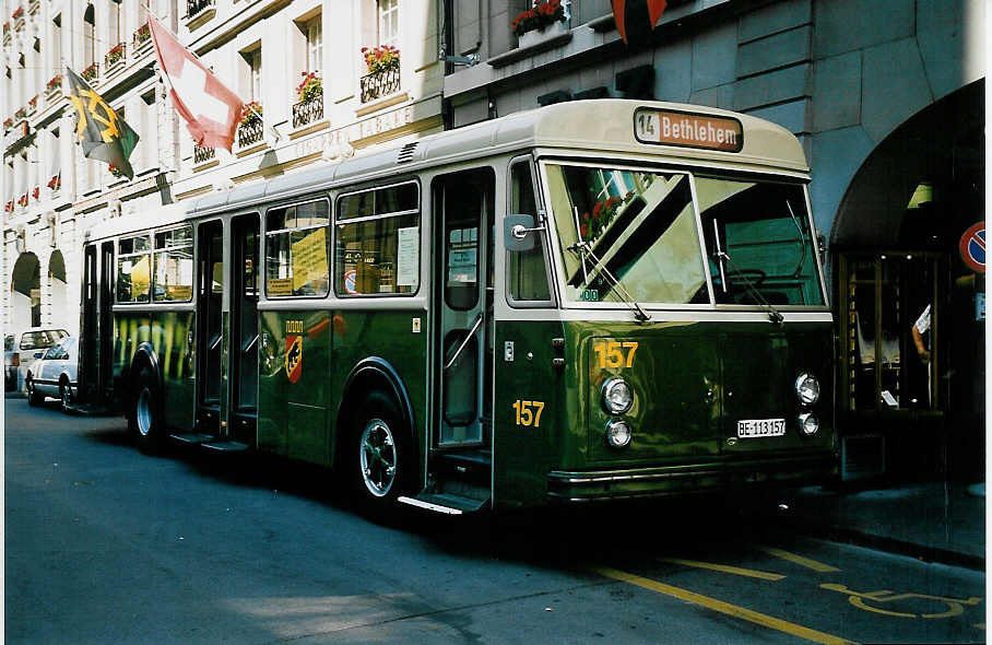 (042'502) - SVB Bern - Nr. 157/BE 113'157 - FBW/Gangloff am 12. August 2000 beim Bahnhof Bern