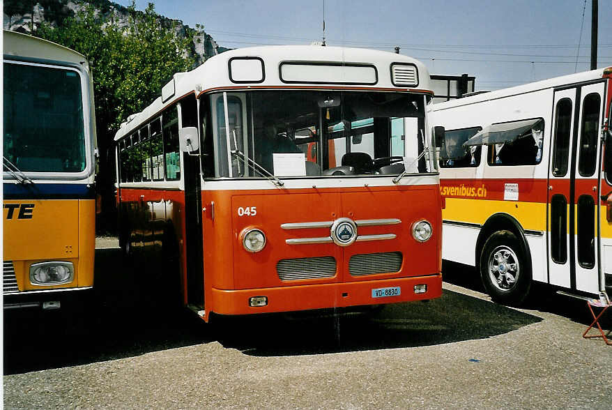 (042'928) - TL Lausanne - Nr. 45/VD 8830 - Saurer/Saurer Enteiser (ex Nr. 1635+259) am 26. August 2000 in Oensingen, Saurertreffen