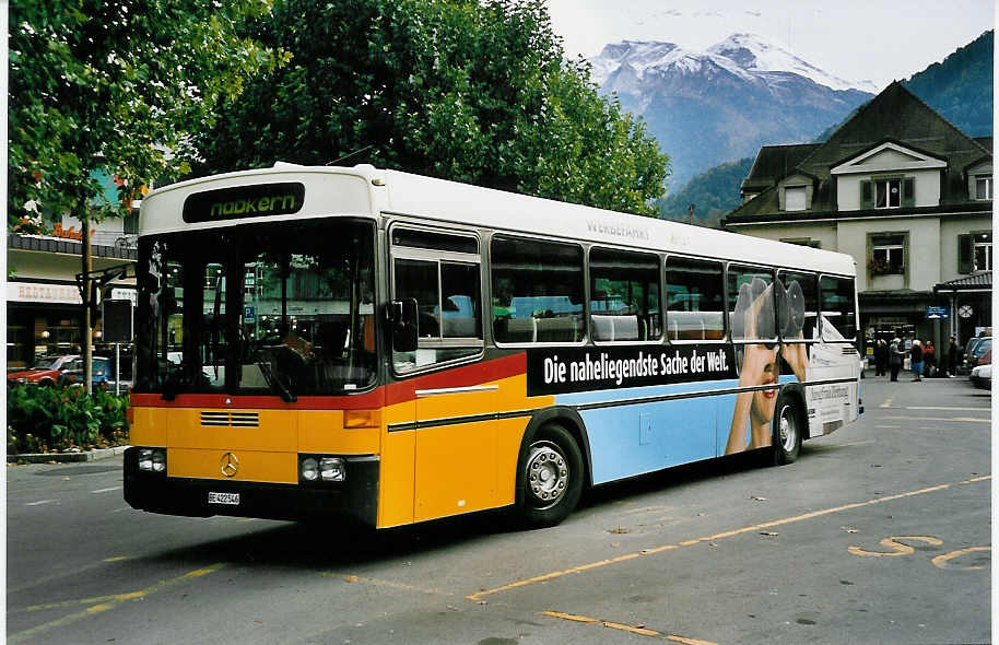 (043'431) - AAGI Interlaken - Nr. 36/BE 422'546 - Mercedes/R&J (ex P 25'302) am 8. Oktober 2000 beim Bahnhof Interlaken West