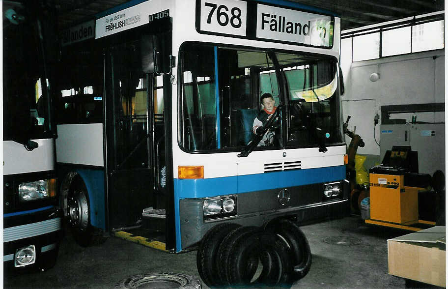 (043'435) - AFA Adelboden - Nr. 17 - Mercedes (ex Frhlich, Zrich Nr. 603; ex VBZ Zrich Nr. 682) am 9. Oktober 2000 im Autobahnhof Adelboden