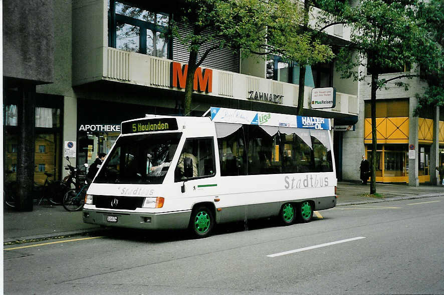 (043'526) - Wick, Wil - Nr. 4/SG 245'704 - Mercedes am 17. Oktober 2000 beim Bahnhof Wil