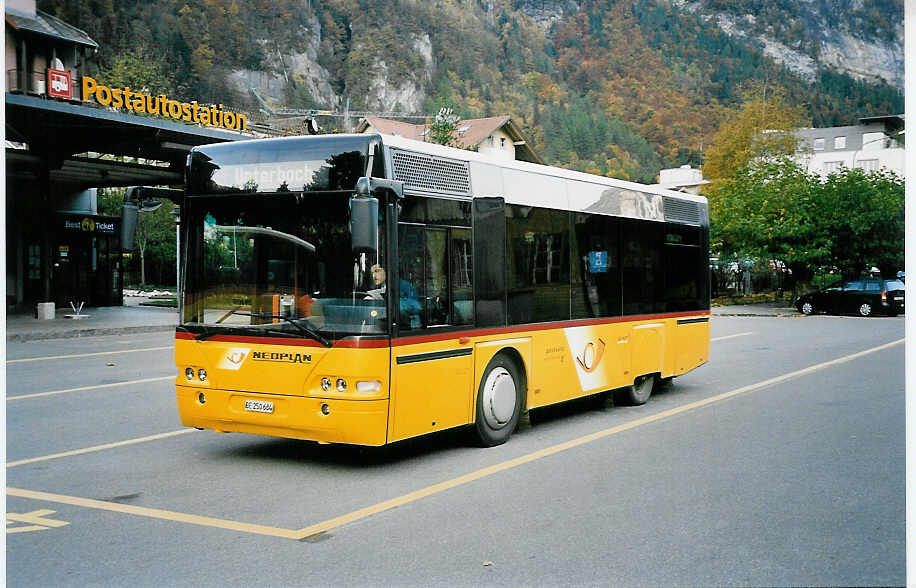 (043'627) - Selfors, Meiringen - BE 250'684 - Neoplan am 21. Oktober 2000 in Meiringen, Postautostation