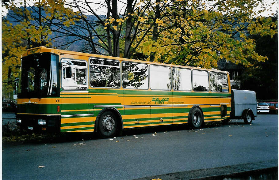 (043'637) - STI Thun - Nr. 16/BE 151'197 - Neoplan/Lauber (ex AvH Heimenschwand Nr. 6) am 28. Oktober 2000 bei der Schifflndte Thun