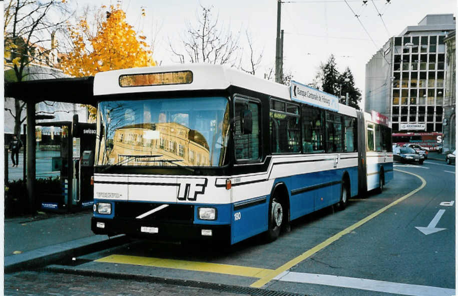 (043'902) - TF Fribourg - Nr. 180/FR 602 - Volvo/Hess am 25. November 2000 in Fribourg, Place Phyton