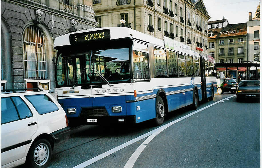 (043'920) - TPF Fribourg - Nr. 574/FR 626 - Volvo/Hess (ex TF Fribourg Nr. 174) am 25. November 2000 in Fribourg, Place Phyton