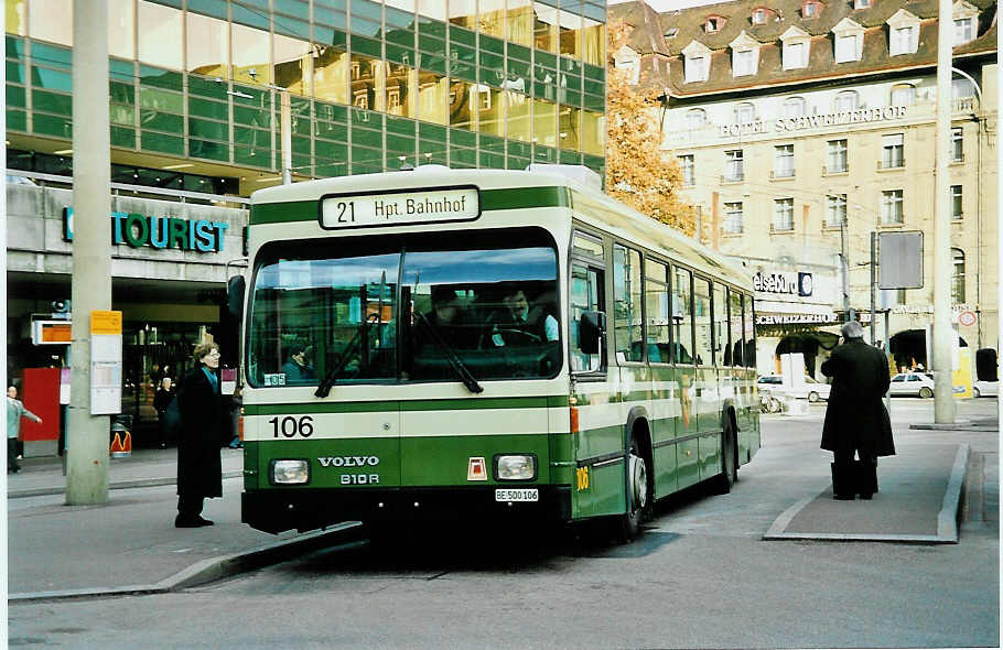 (044'103) - SVB Bern - Nr. 106/BE 500'106 - Volvo/R&J am 11. Dezember 2000 beim Bahnhof Bern