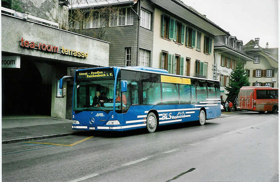 (044'127) - AFA Adelboden - Nr. 2/BE 25'802 - Mercedes am 26. Dezember 2000 in Frutigen, Verkehrsbro