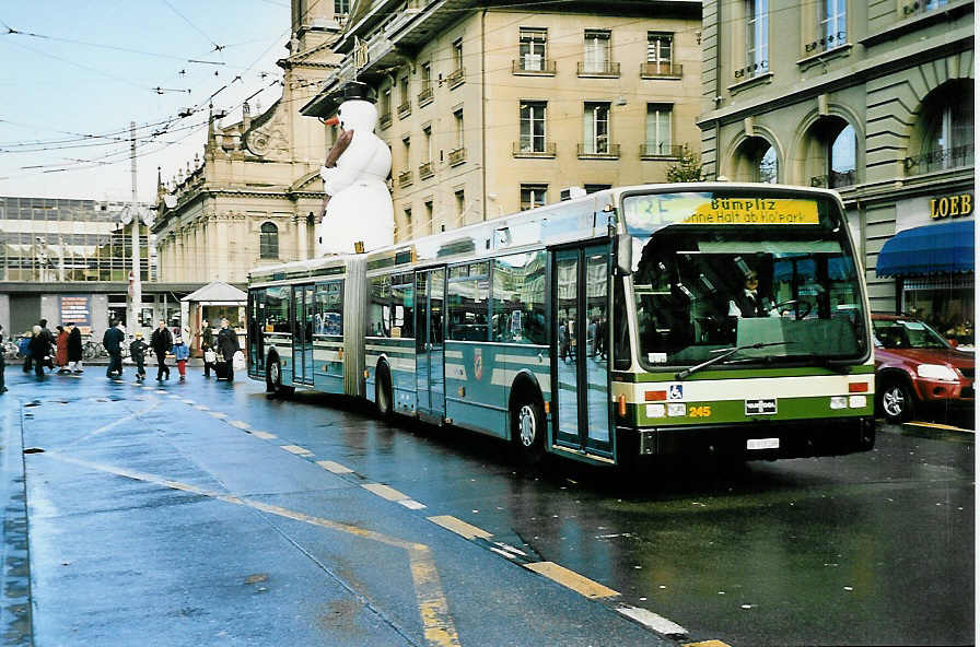 (044'224) - SVB Bern - Nr. 245/BE 518'245 - Van Hool am 28. Dezember 2000 beim Bahnhof Bern