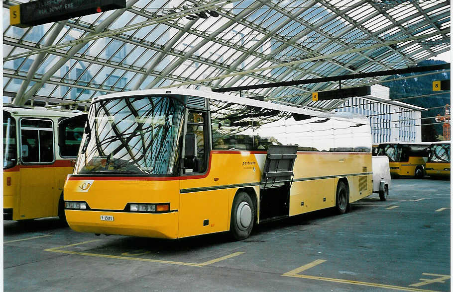 (044'326) - PTT-Regie - P 25'093 - Neoplan am 1. Januar 2001 in Chur, Postautostation