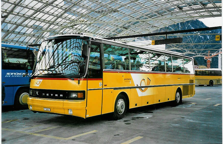 (044'327) - PTT-Regie - P 26'003 - Setra am 1. Januar 2001 in Chur, Postautostation