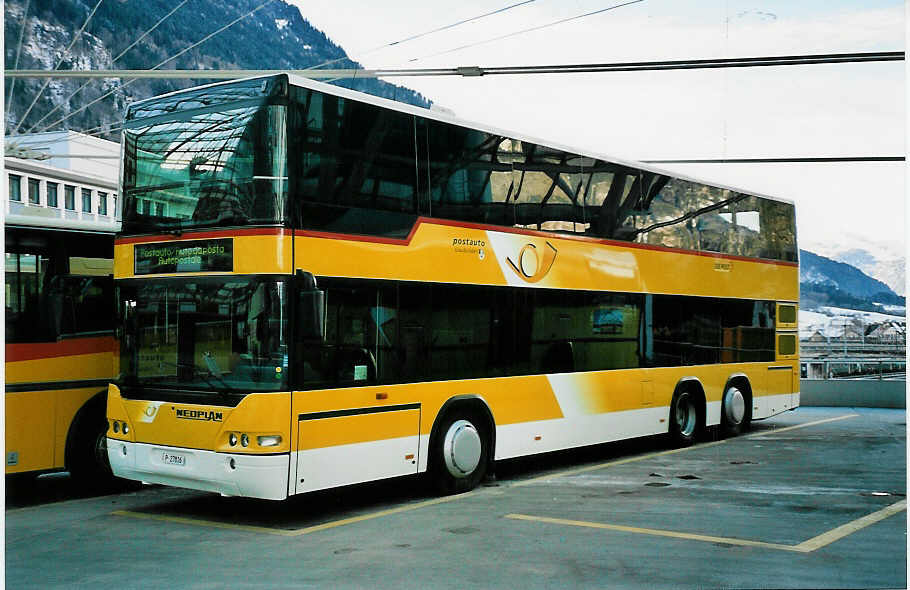 (044'403) - PTT-Regie - P 27'816 - Neoplan am 1. Januar 2001 in Chur, Postautostation