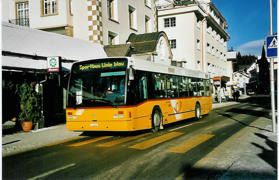 (044'414) - PTT-Regie - P 25'402 - Van Hool am 1. Januar 2001 in Lenzerheide, Post