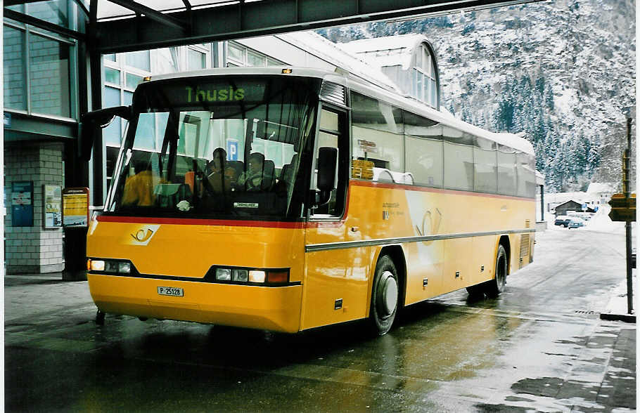 (044'433) - PTT-Regie - P 25'128 - Neoplan am 1. Januar 2001 in Thusis, Postautostation