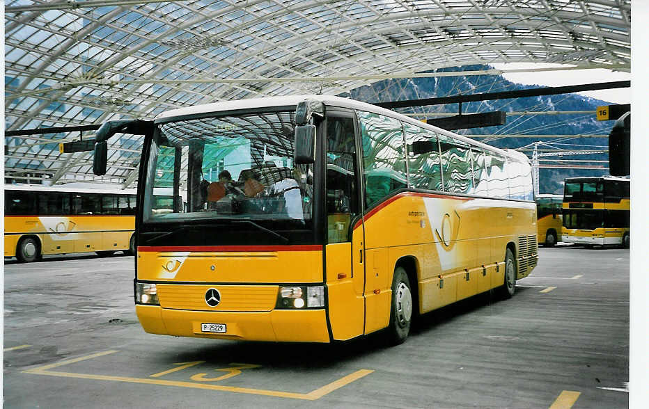 (044'517) - PTT-Regie - P 25'229 - Mercedes am 1. Januar 2001 in Chur, Postautostation