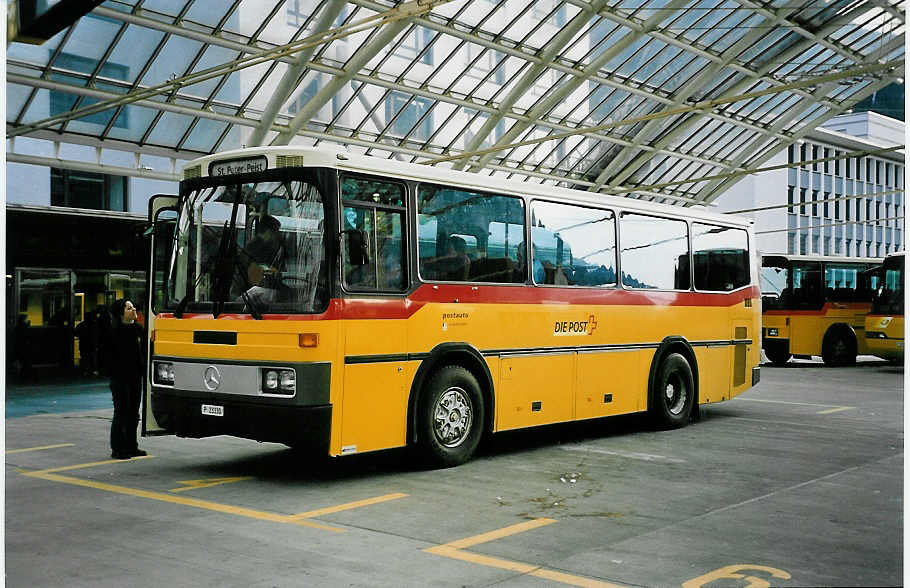 (044'519) - PTT-Regie - P 23'330 - Mercedes/FHS am 1. Januar 2001 in Chur, Postautostation