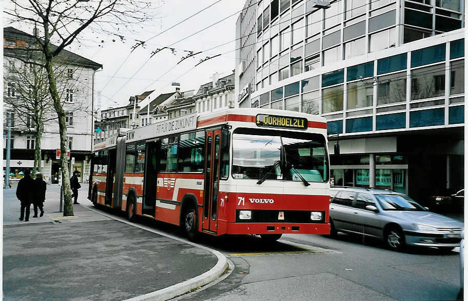 (044'617) - VB Biel - Nr. 71 - Volvo/R&J Gelenktrolleybus am 27. Januar 2001 in Biel, Mhlebrcke