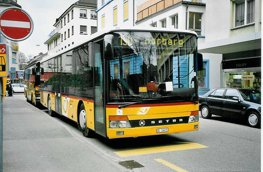 (044'733) - AVA Aarberg - Nr. 5/BE 26'615 - Setra am 17. Februar 2001 in Biel, Zentralplatz