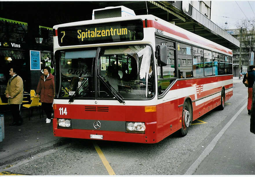 (044'736) - VB Biel - Nr. 114/BE 510'114 - Mercedes am 17. Februar 2001 beim Bahnhof Biel