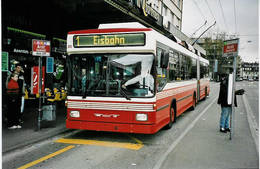 (044'802) - VB Biel - Nr. 80 - NAW/Hess Gelenktrolleybus am 17. Februar 2001 beim Bahnhof Biel