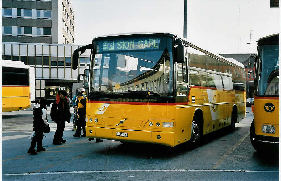 (044'826) - PTT-Regie - P 25'143 - Volvo am 20. Februar 2001 beim Bahnhof Sion