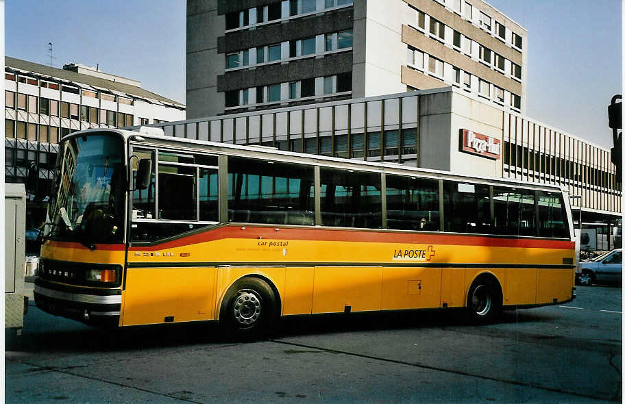 (044'827) - PTT-Regie - P 25'057 - Setra am 20. Februar 2001 beim Bahnhof Sion