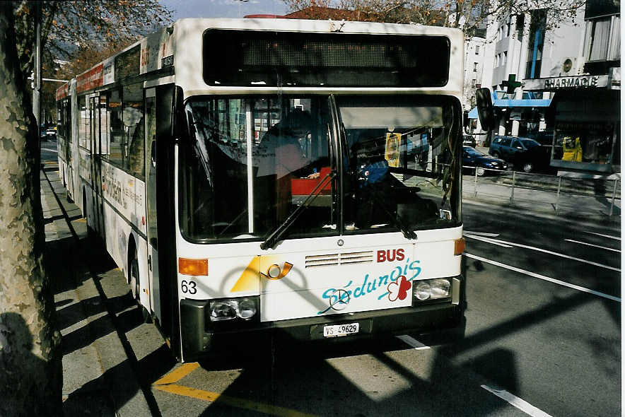 (044'835) - Lathion, Sion - Nr. 63/VS 49'629 - Mercedes (ex Gillioz, Sion) am 20. Februar 2001 beim Bahnhof Sion