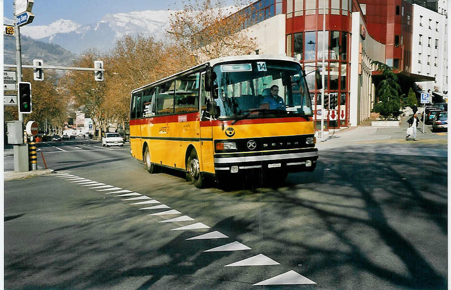 (044'836) - Evquoz, Erde - VS 57'490 - Setra am 20. Februar 2001 beim Bahnhof Sion 