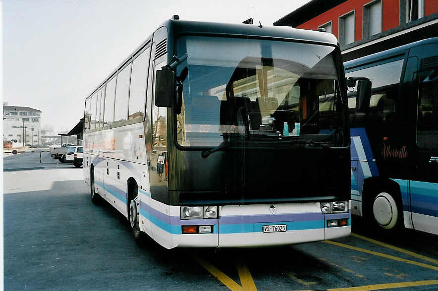 (044'909) - Ballestraz, Grne - VS 76'023 - Renault am 20. Februar 2001 beim Bahnhof Sion