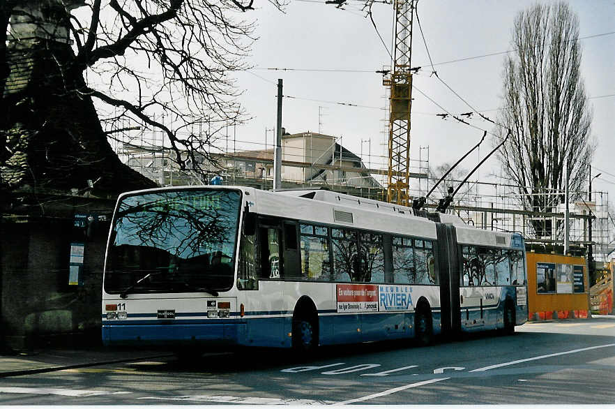 (044'926) - VMCV Clarens - Nr. 11 - Van Hool Gelenktrolleybus am 20. Februar 2001 beim Bahnhof Villeneuve