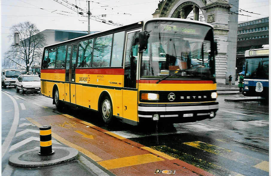 (045'108) - Stirnimann, Neuenkirch - Nr. 43/LU 15'067 - Setra am 22. Februar 2001 beim Bahnhof Luzern