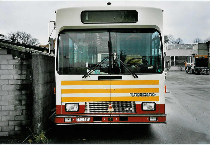 (045'214) - STI Thun - Nr. 24/BE 419'024 - Volvo/R&J (ex SAT Thun Nr. 24) am 8. Mrz 2001 in Thun, Garage